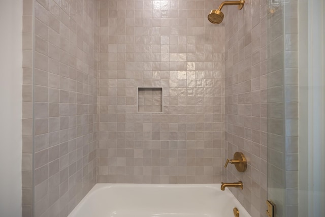 bathroom with tiled shower / bath combo