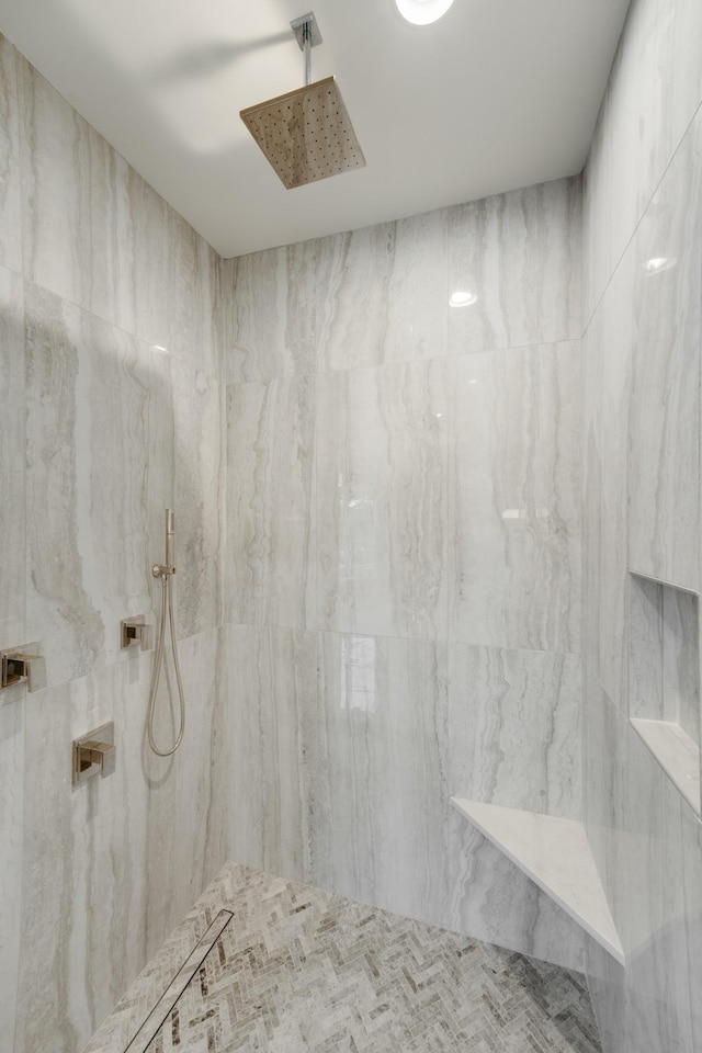 bathroom featuring tiled shower