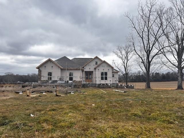 view of front facade featuring a front yard