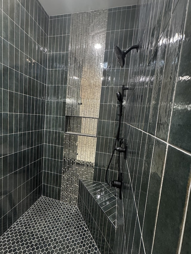 bathroom featuring tiled shower