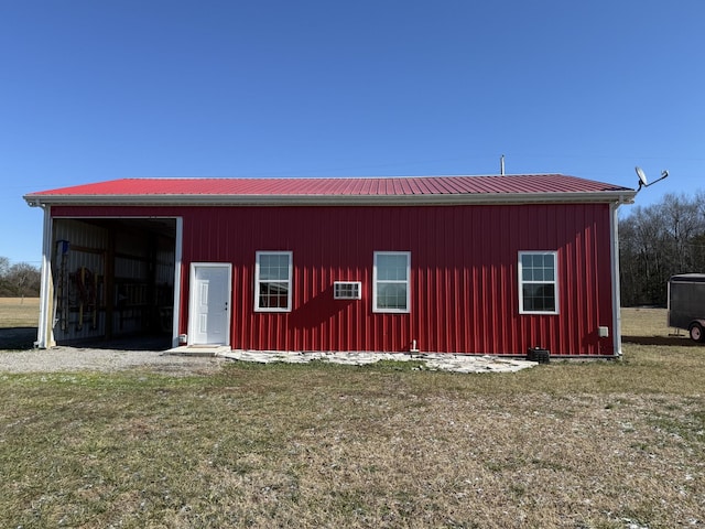 view of outdoor structure with a yard