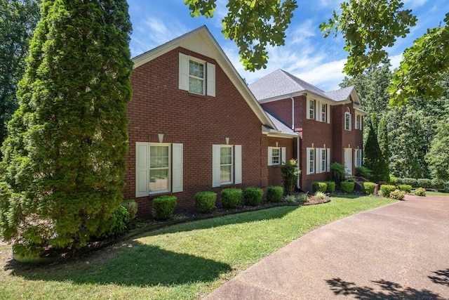 view of front of property with a front yard