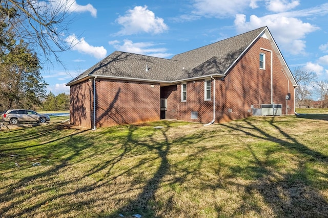 back of house featuring a lawn