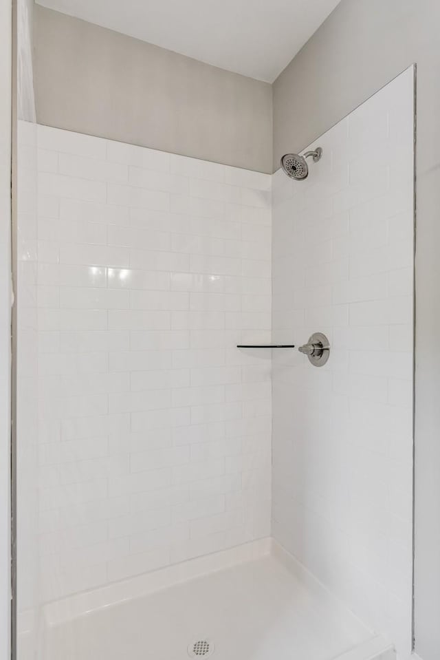 bathroom featuring a tile shower