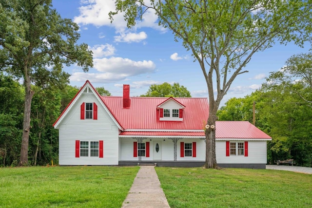 new england style home featuring a front lawn and a porch