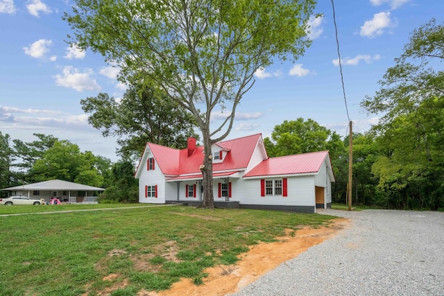 cape cod house featuring a front lawn