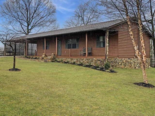 view of front of property featuring a front lawn