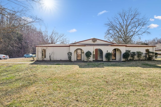 view of front of home featuring a front yard