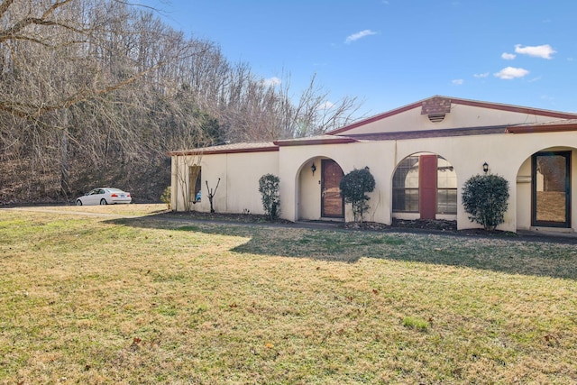 view of front of property featuring a front yard