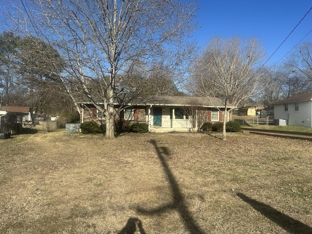 ranch-style house featuring a front lawn