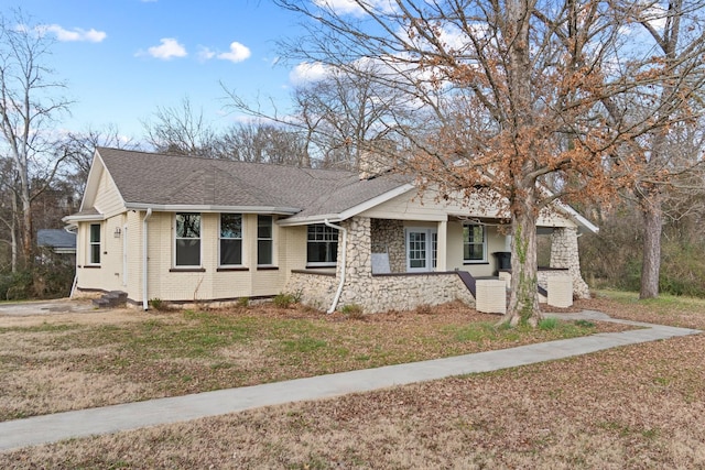 view of front of house featuring a front yard and covered porch