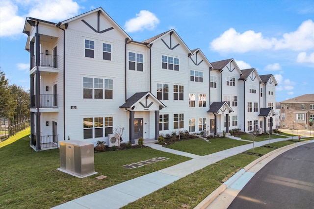 townhome / multi-family property featuring a front yard