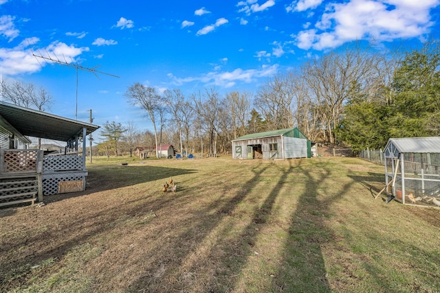 view of yard featuring an outbuilding