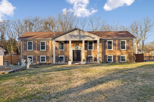 bi-level home featuring a front lawn