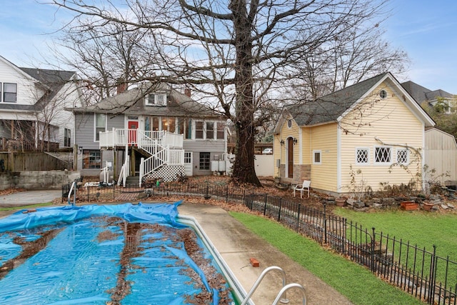 view of swimming pool featuring a yard