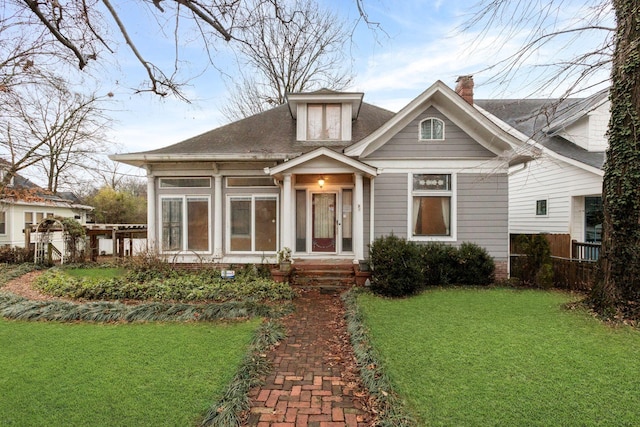 view of front facade with a front lawn