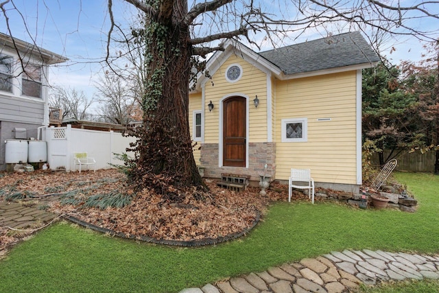 view of front facade with a front lawn