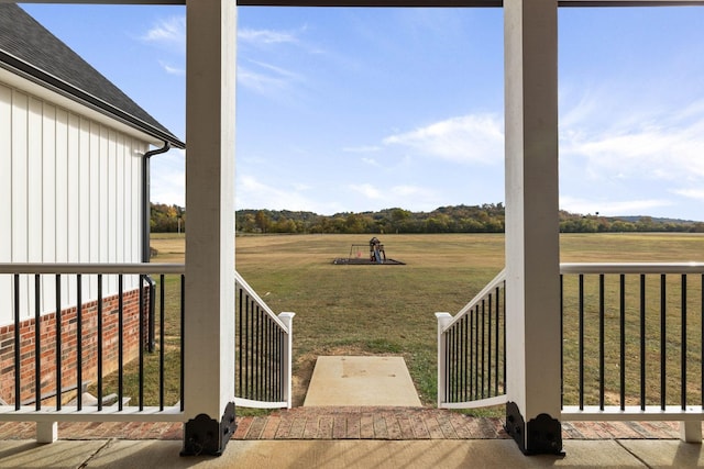 view of yard featuring a rural view