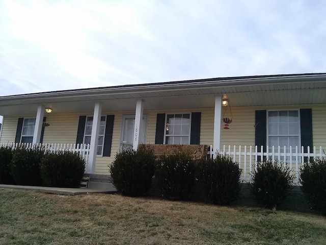 view of front of property with a front yard