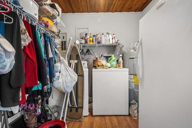 laundry area featuring wood ceiling, hardwood / wood-style floors, and independent washer and dryer