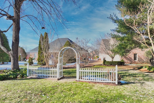 view of property's community featuring a lawn