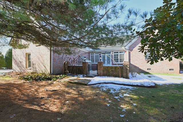 view of front of property featuring a front yard