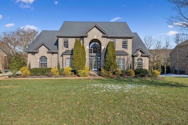 view of front facade featuring a front lawn