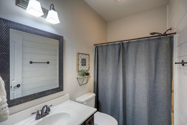 bathroom featuring toilet, a shower with shower curtain, and vanity