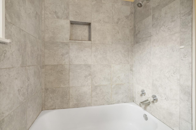 bathroom featuring tiled shower / bath combo