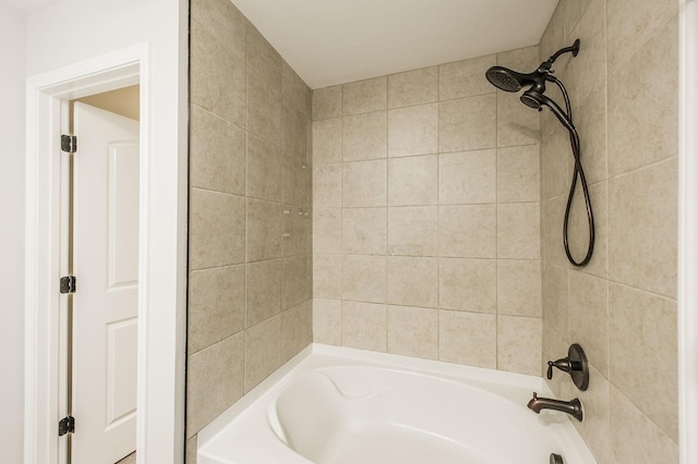 bathroom featuring tiled shower / bath