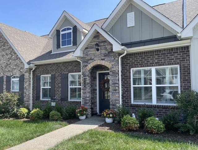 view of front of property with a front yard