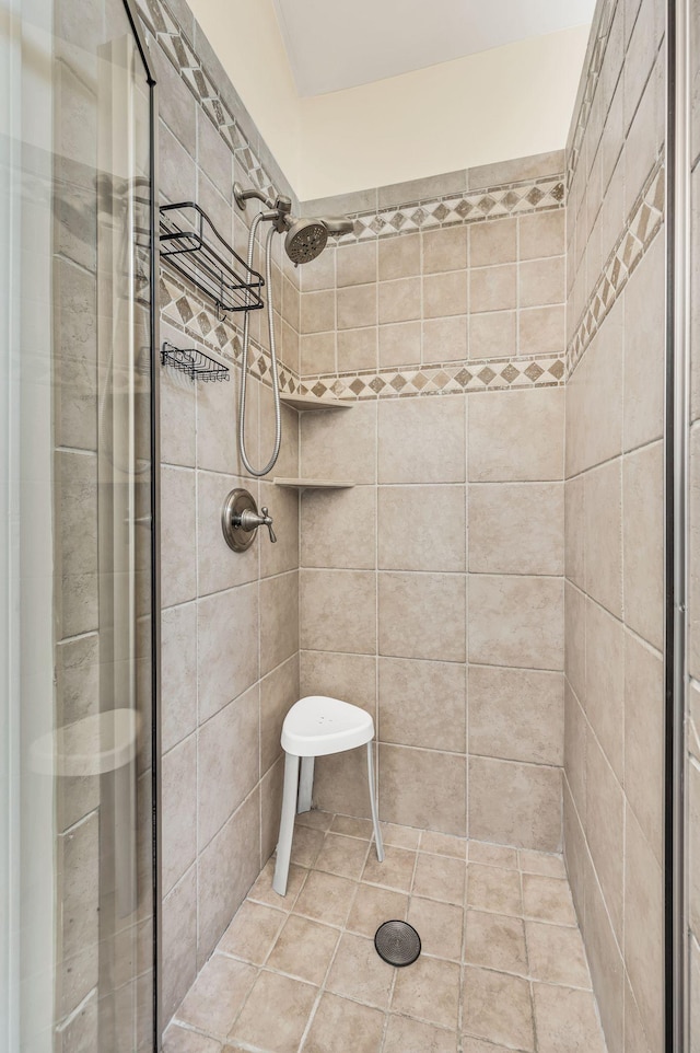 bathroom featuring tiled shower