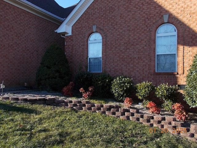 view of side of property featuring a yard