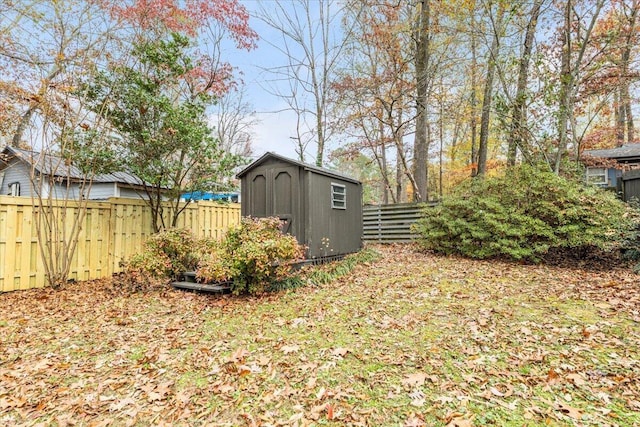 view of yard with a shed