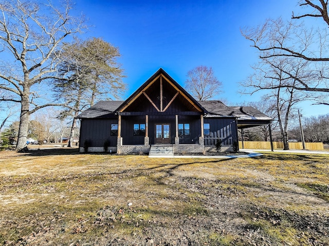 view of front of home featuring a front lawn