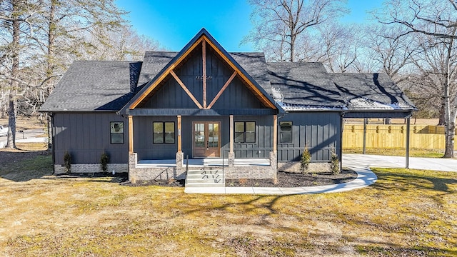 view of front of property featuring a front lawn and covered porch