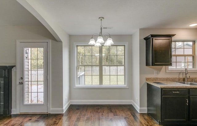 entryway featuring sink, dark hardwood / wood-style flooring, plenty of natural light, and a chandelier