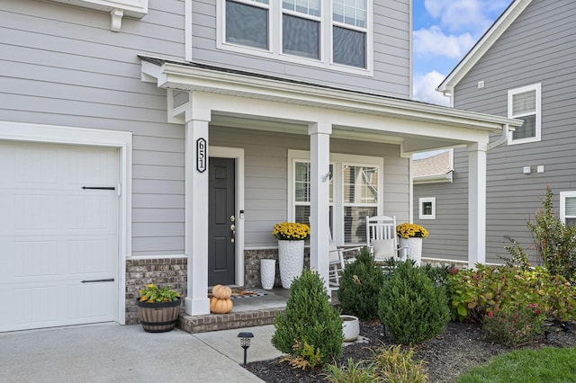 entrance to property featuring a porch