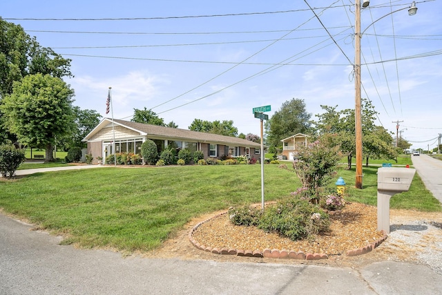 view of front facade with a front lawn