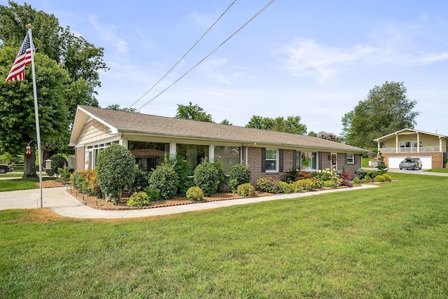 ranch-style home featuring a front lawn