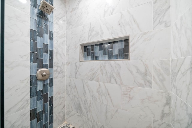 bathroom featuring tiled shower