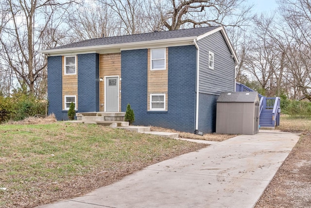 view of front of home with a front lawn