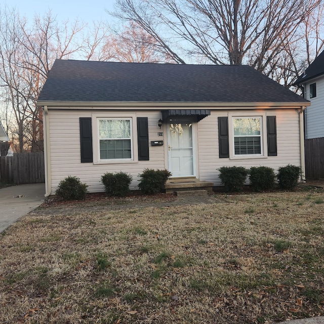 view of front of property with a front yard