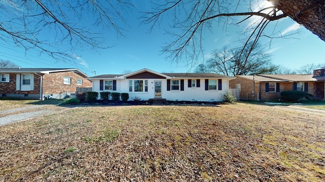 ranch-style home featuring a front lawn