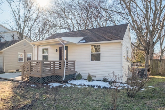 view of front of house featuring a wooden deck and a front lawn