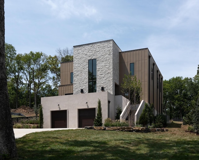 view of front of home with a garage and a front lawn