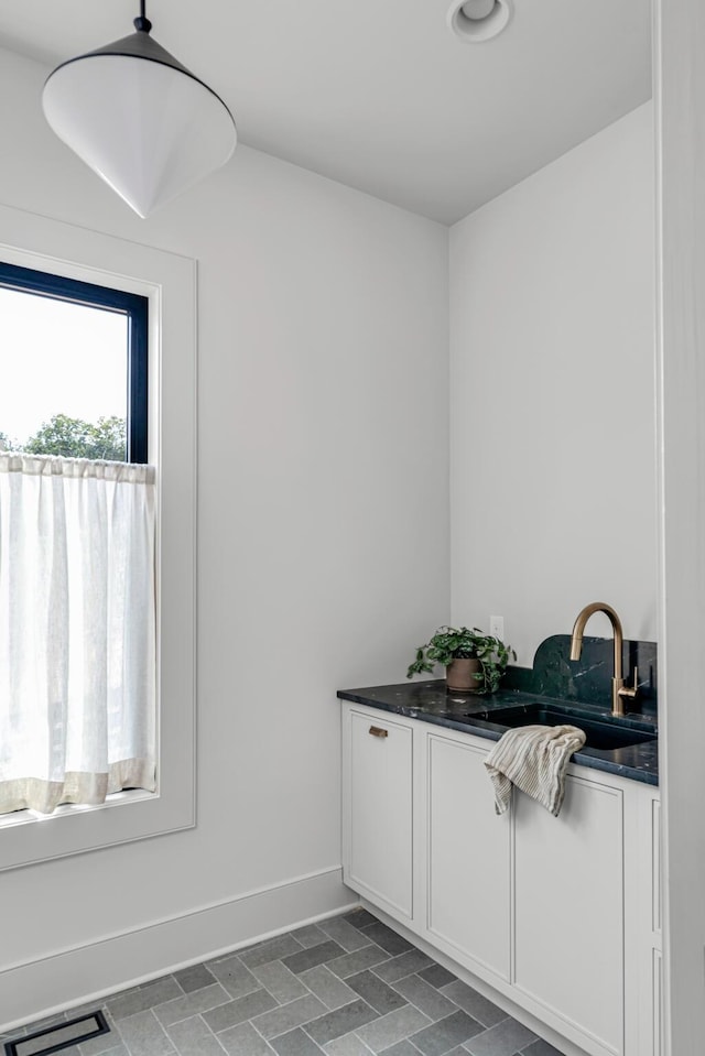 bathroom featuring sink