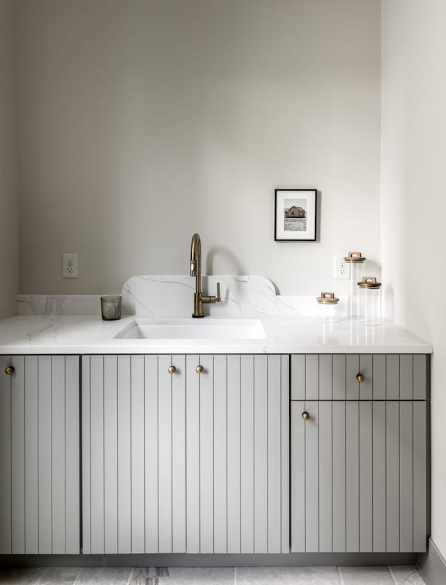 bathroom featuring sink