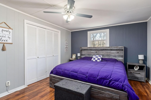 bedroom with ceiling fan, dark hardwood / wood-style floors, a closet, and ornamental molding