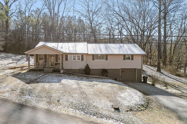 view of front of home with covered porch and a garage